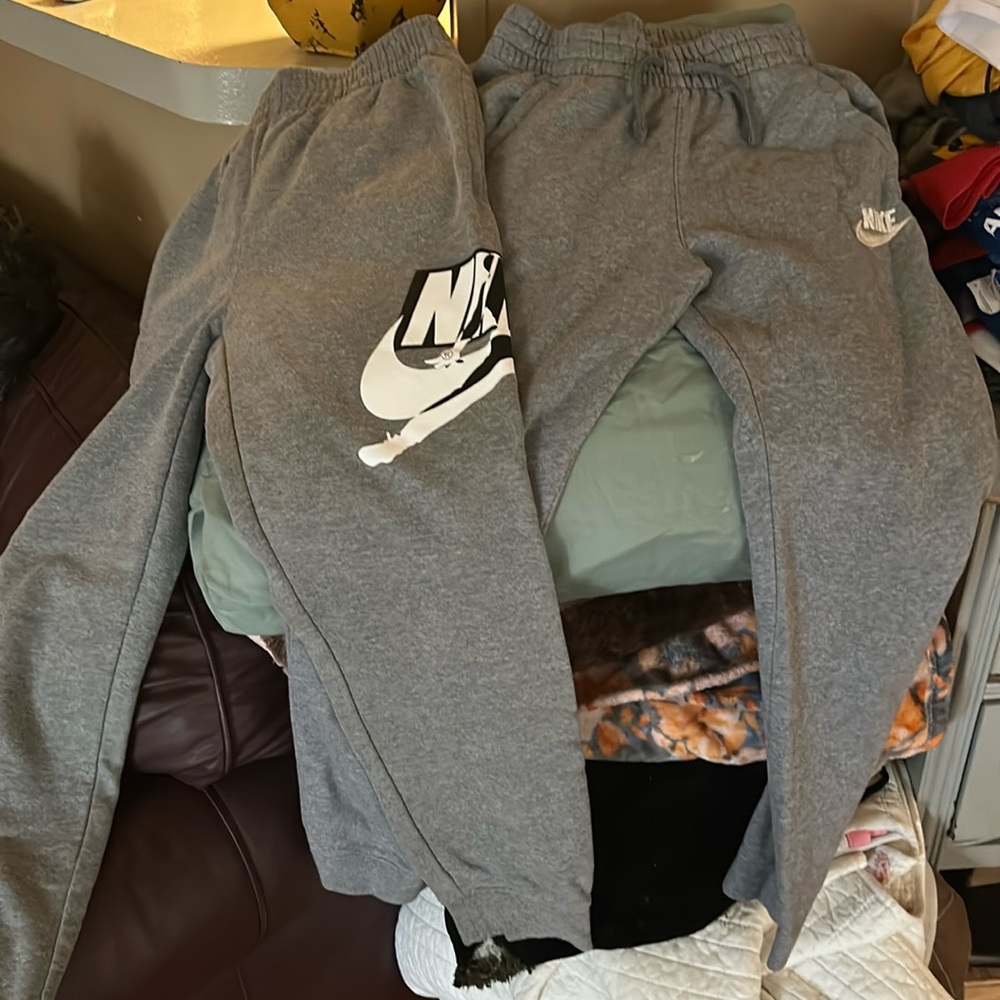 Nike sweats size large youth boys. No tags but never worn. 2pair